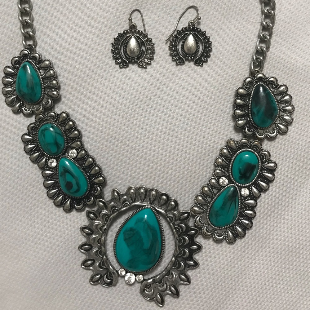 LAST PRICE DROP Demi Western Stone Necklace. Joia